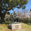 田原坂公園の美少年と桜（熊本市北区植木町の田原坂公園）